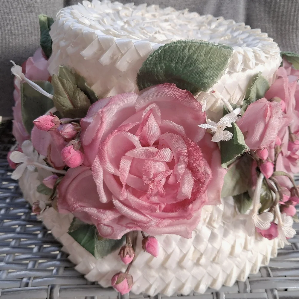 Vintage straw womenβs tall pill hat decorated with large pink and white flowers - Picture 3 of 9